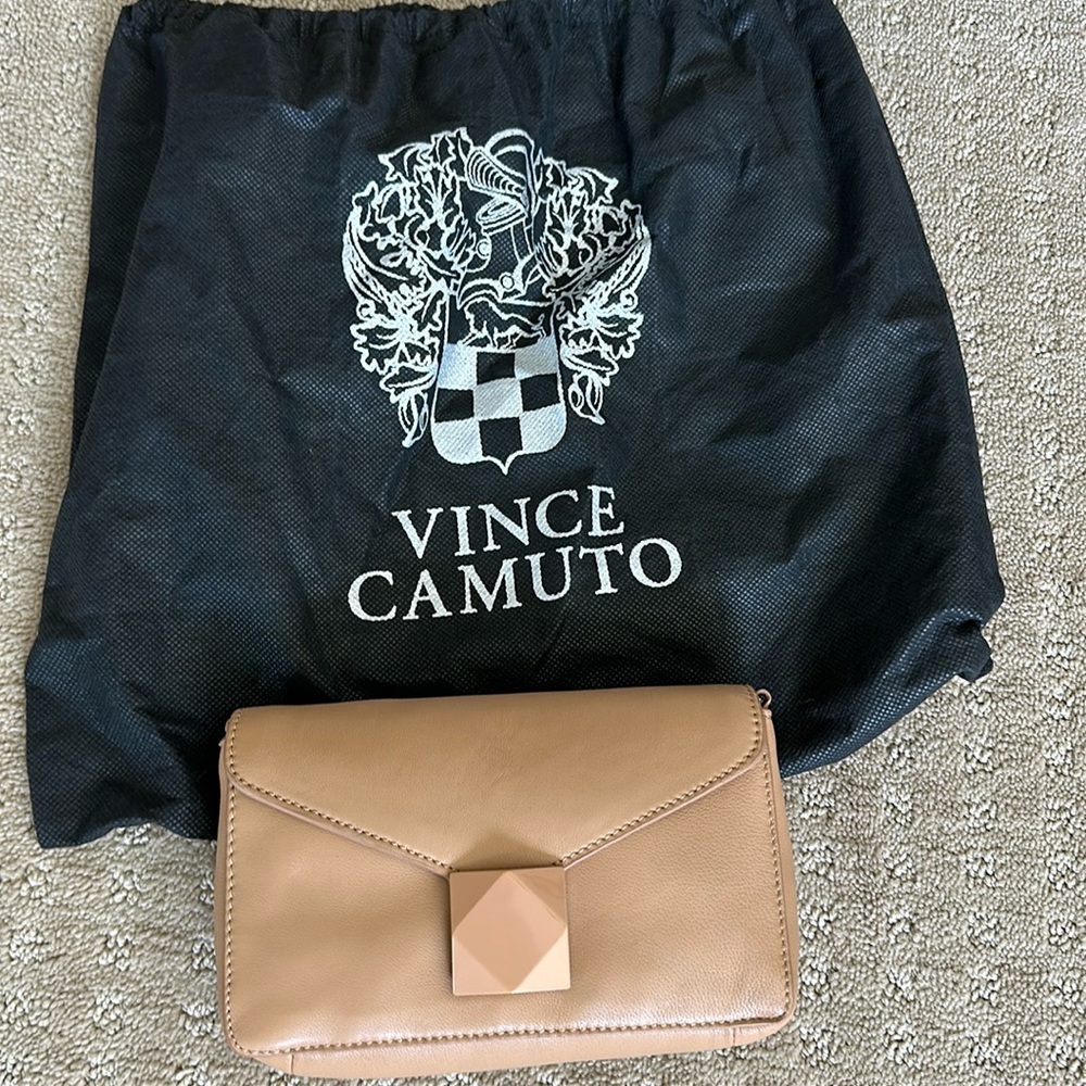 🤎 The perfect nude clutch that can also be a Crossbody bag.
